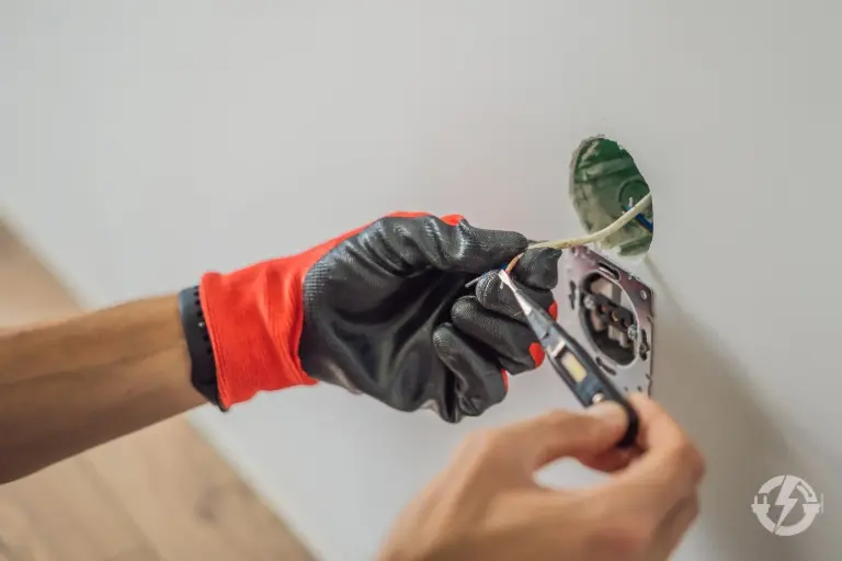 Instalación de enchufe por electricista certificado